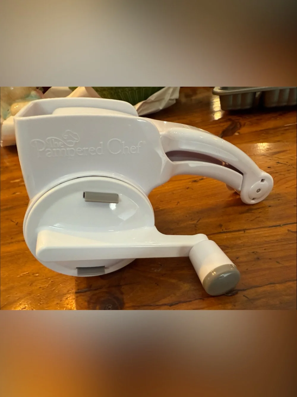 Pampered Chef White Manual Handheld grater